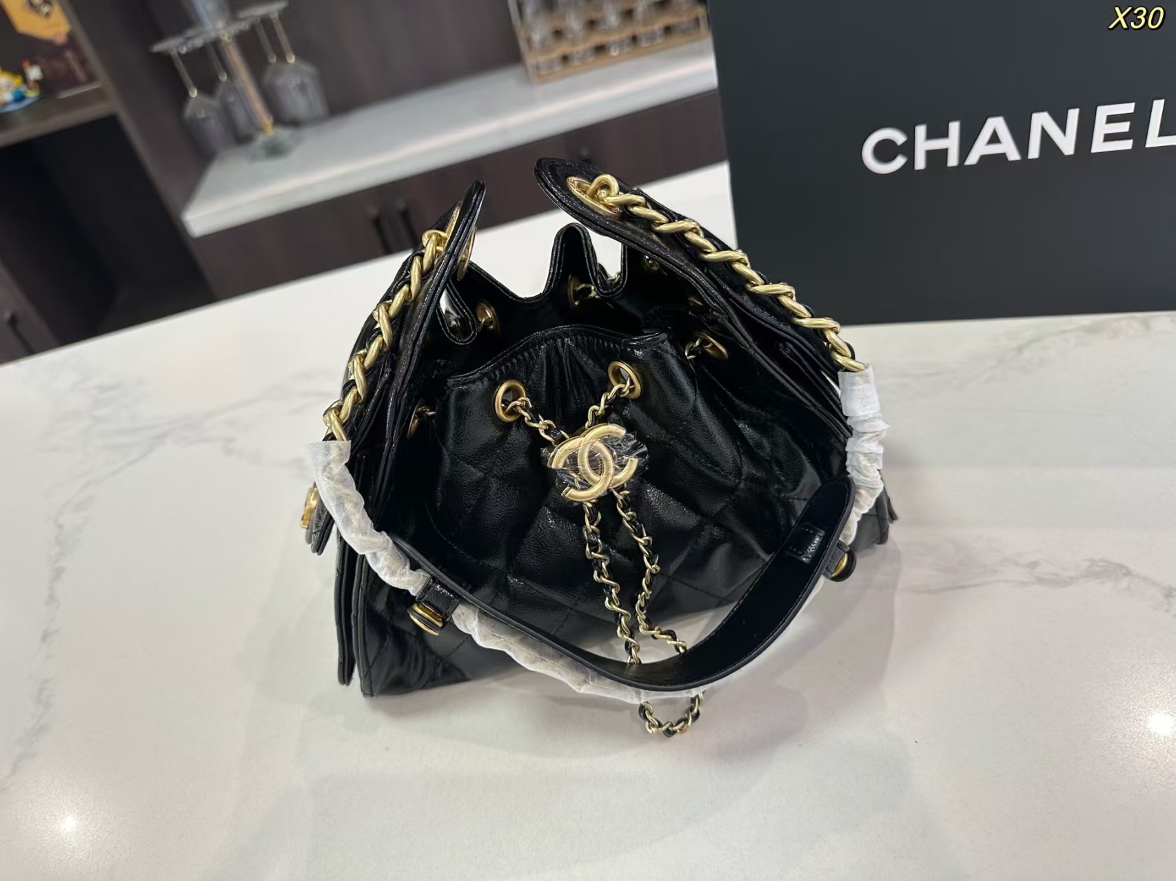 Chanel 25 Bag Hobo Shoulder Bag in Black Calfskin with Gold Hardware (22x15cm)