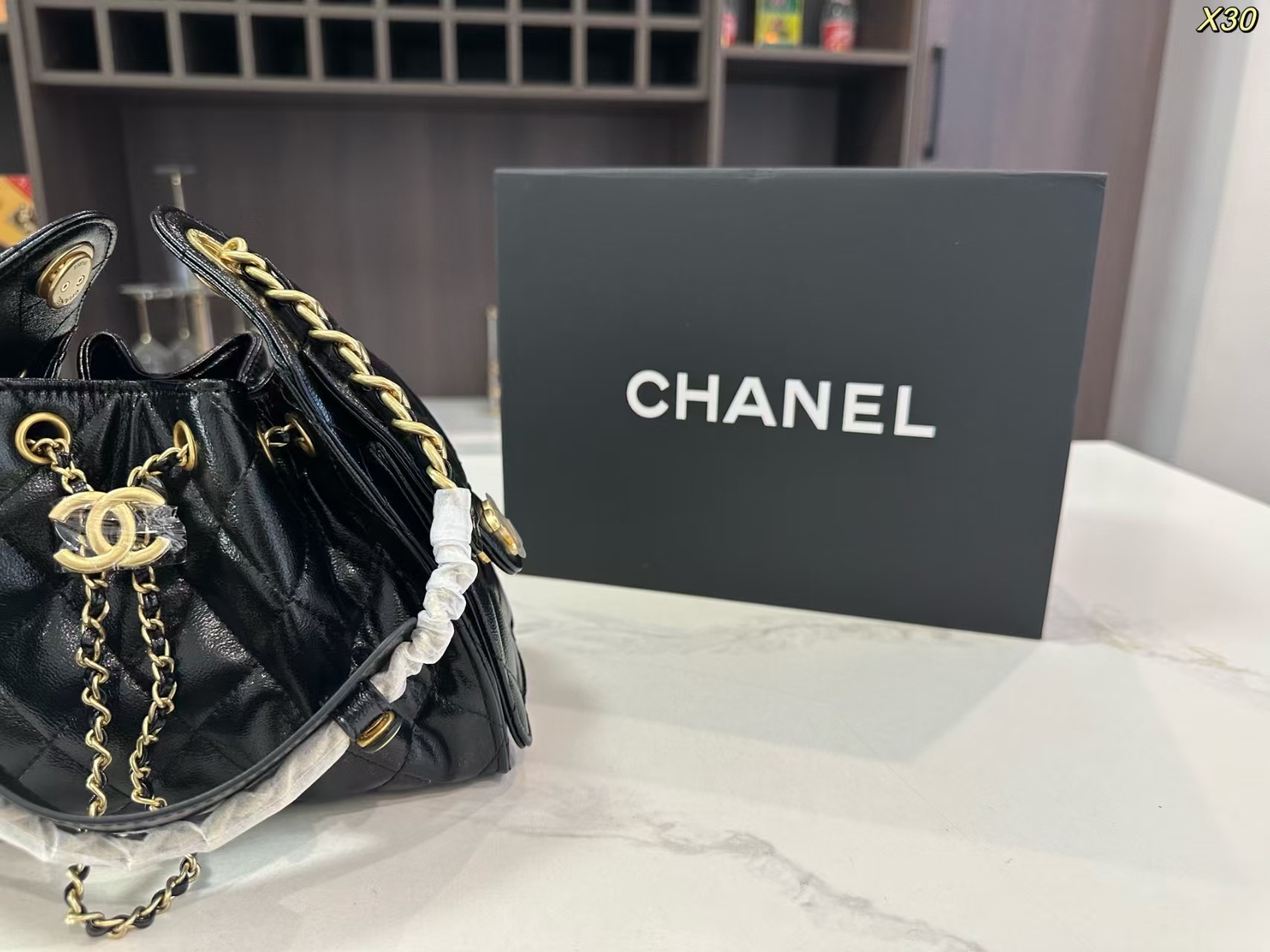 Chanel 25 Bag Hobo Shoulder Bag in Black Calfskin with Gold Hardware (22x15cm)