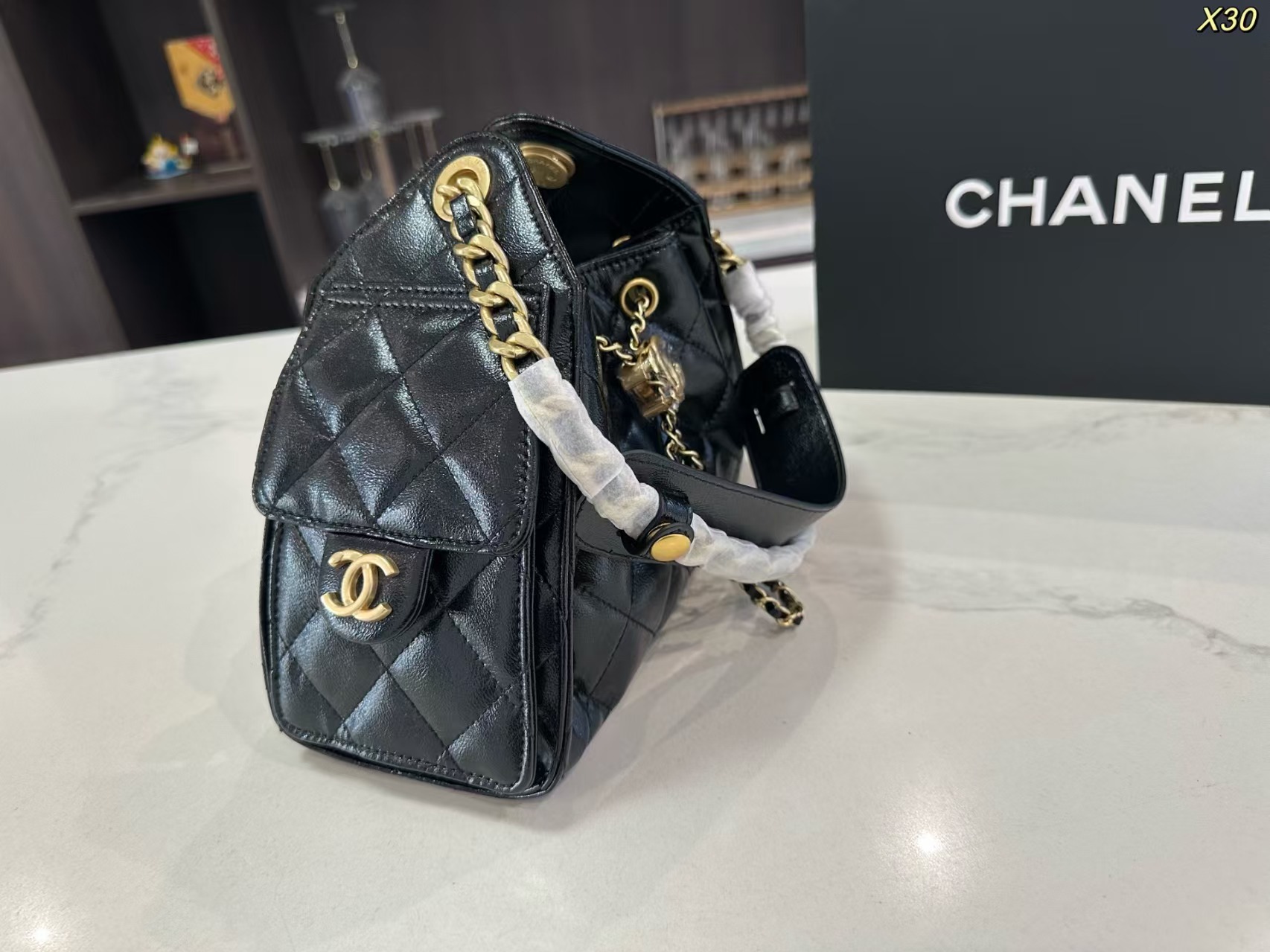 Chanel 25 Bag Hobo Shoulder Bag in Black Calfskin with Gold Hardware (22x15cm)