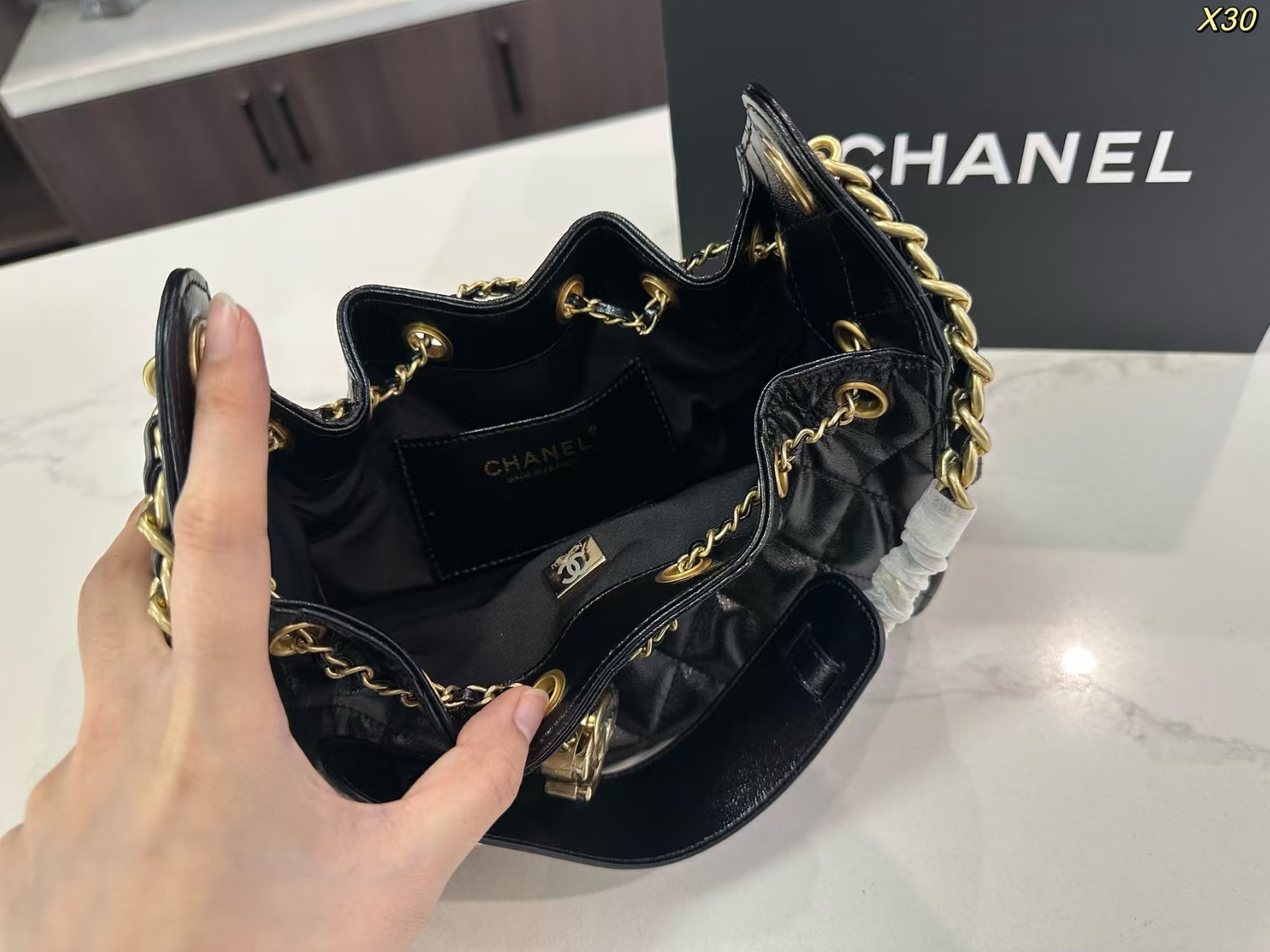 Chanel 25 Bag Hobo Shoulder Bag in Black Calfskin with Gold Hardware (22x15cm)
