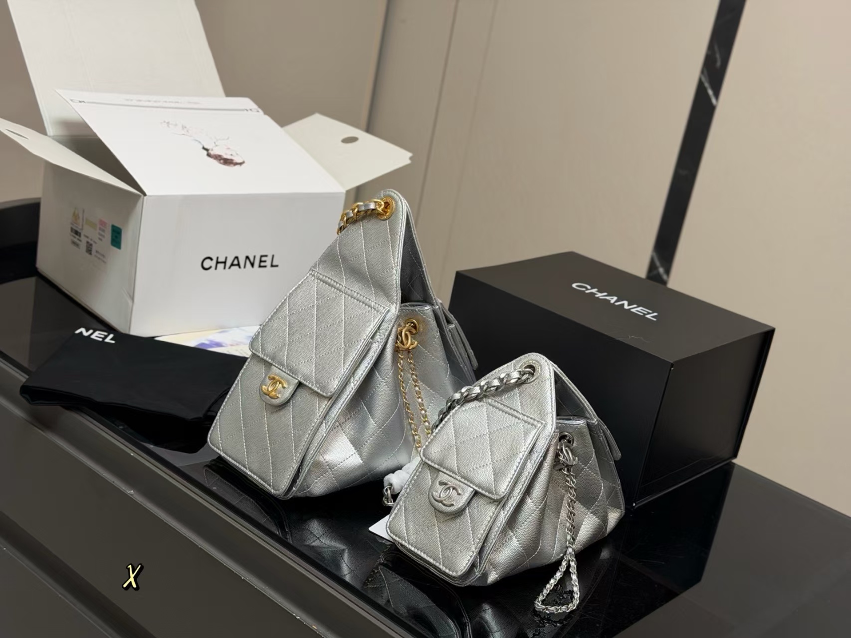 Chanel 25 Bag Hobo Shoulder Bag in white Calfskin with Gold Hardware (22x15cm)