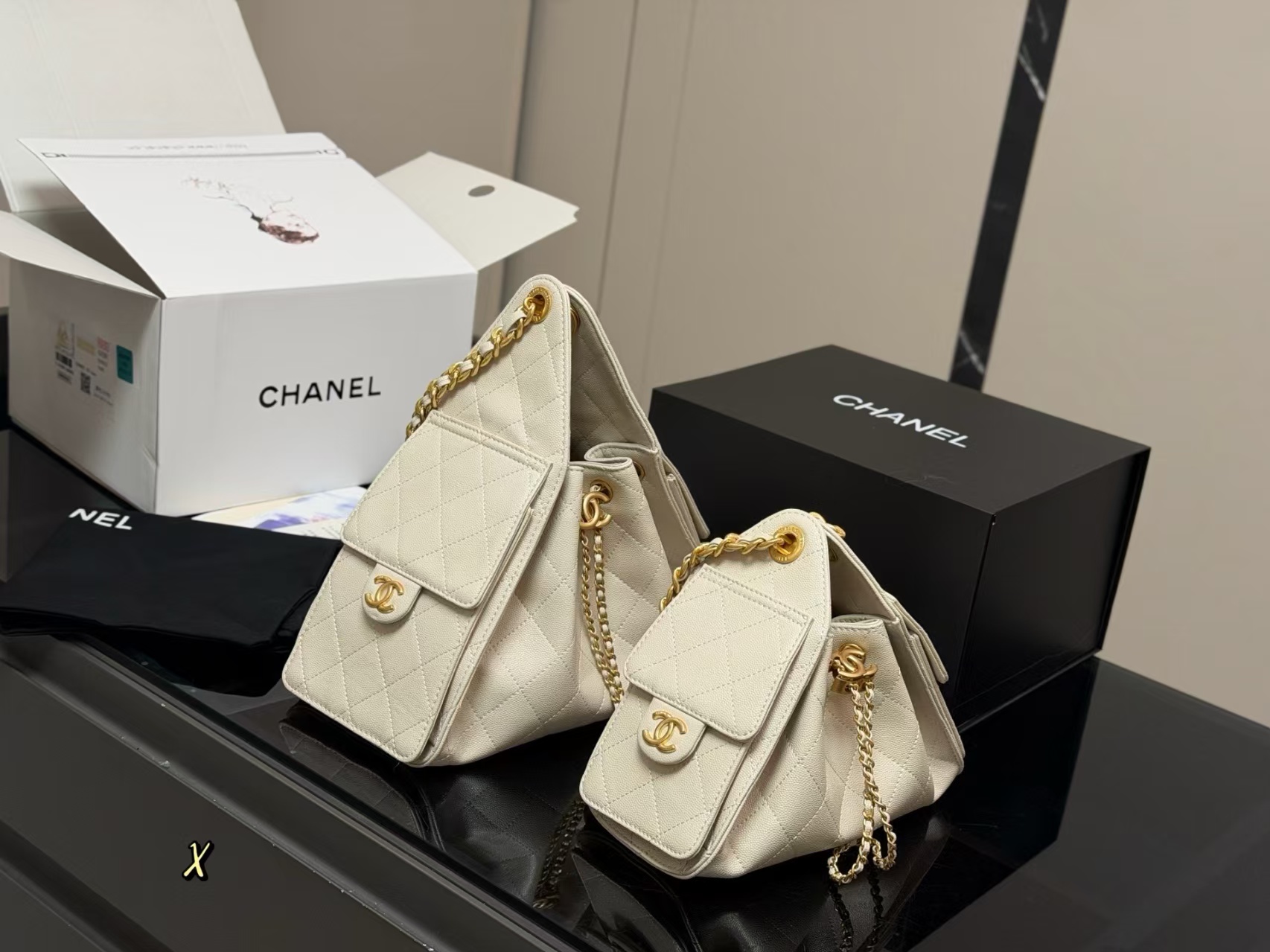 Chanel 25 Bag Hobo Shoulder Bag in white Calfskin with Gold Hardware (22x15cm)
