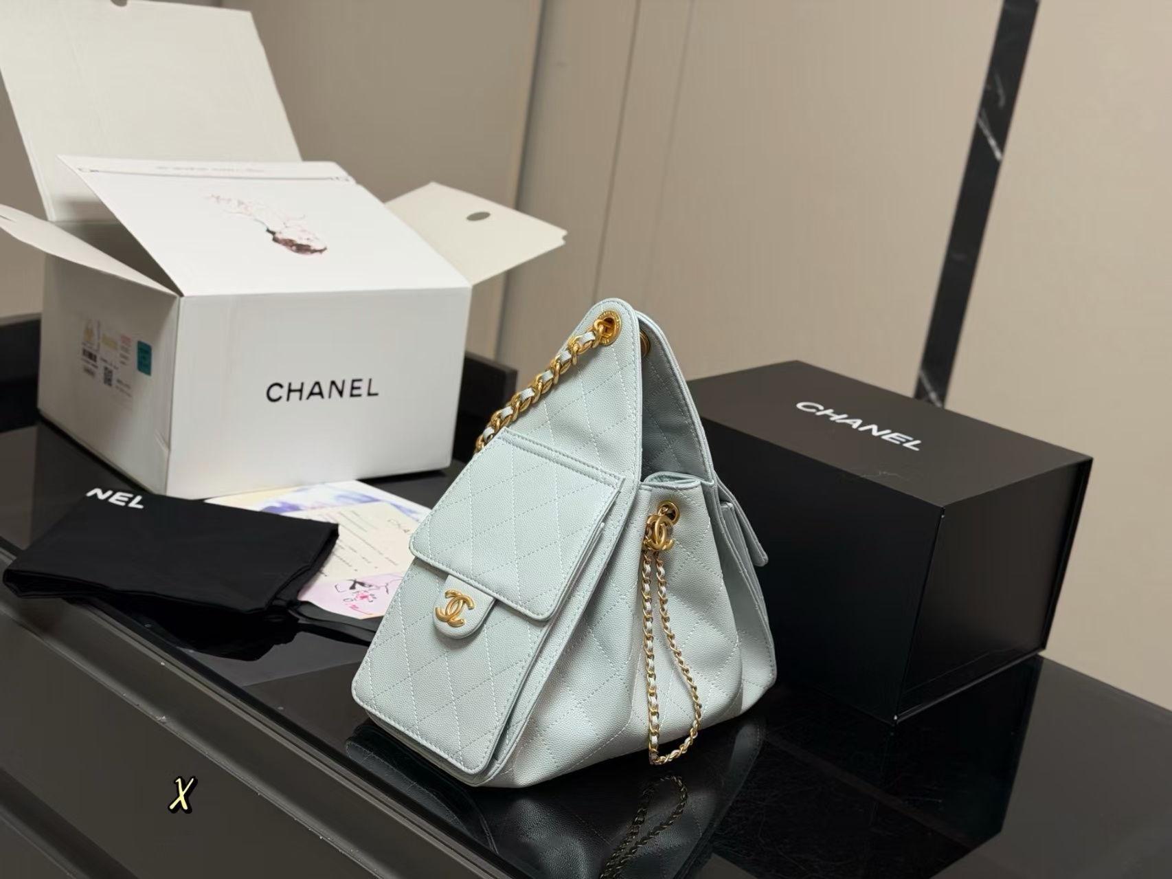 Chanel 25 Bag Hobo Shoulder Bag in white Calfskin with Gold Hardware (22x15cm)