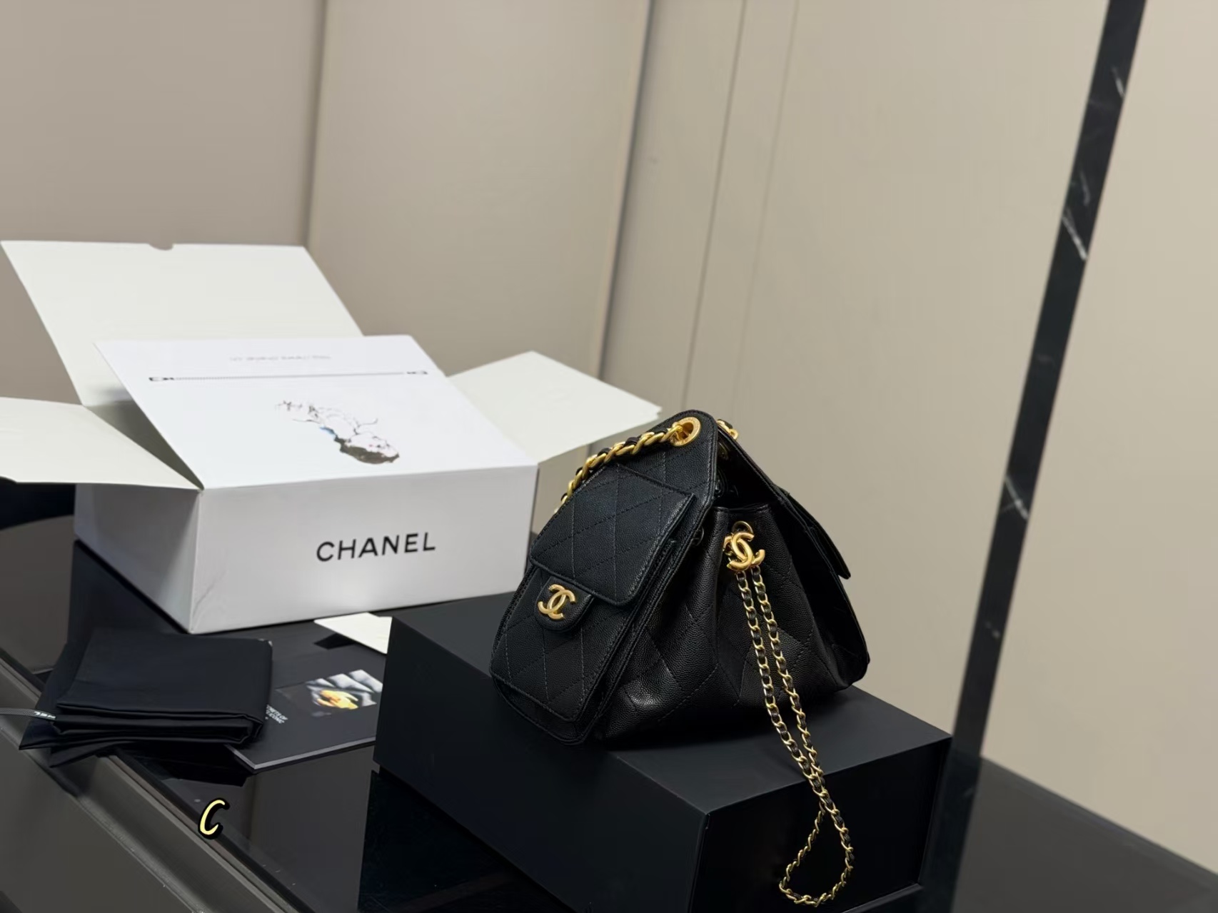 Chanel 25 Bag Hobo Shoulder Bag in white Calfskin with Gold Hardware (22x15cm)