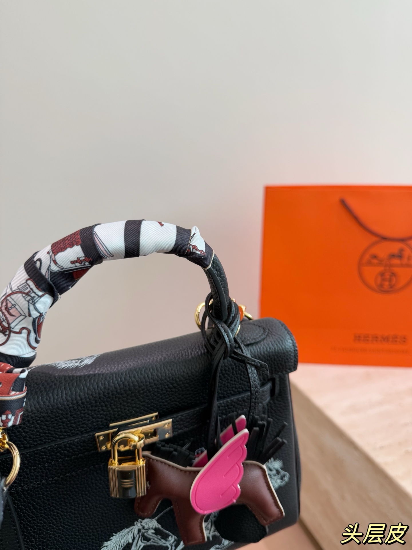Chic Kelly-Style 25cm Graffiti Limited Edition Togo Leather Handbag with Silk Scarf & Pegasus Charm