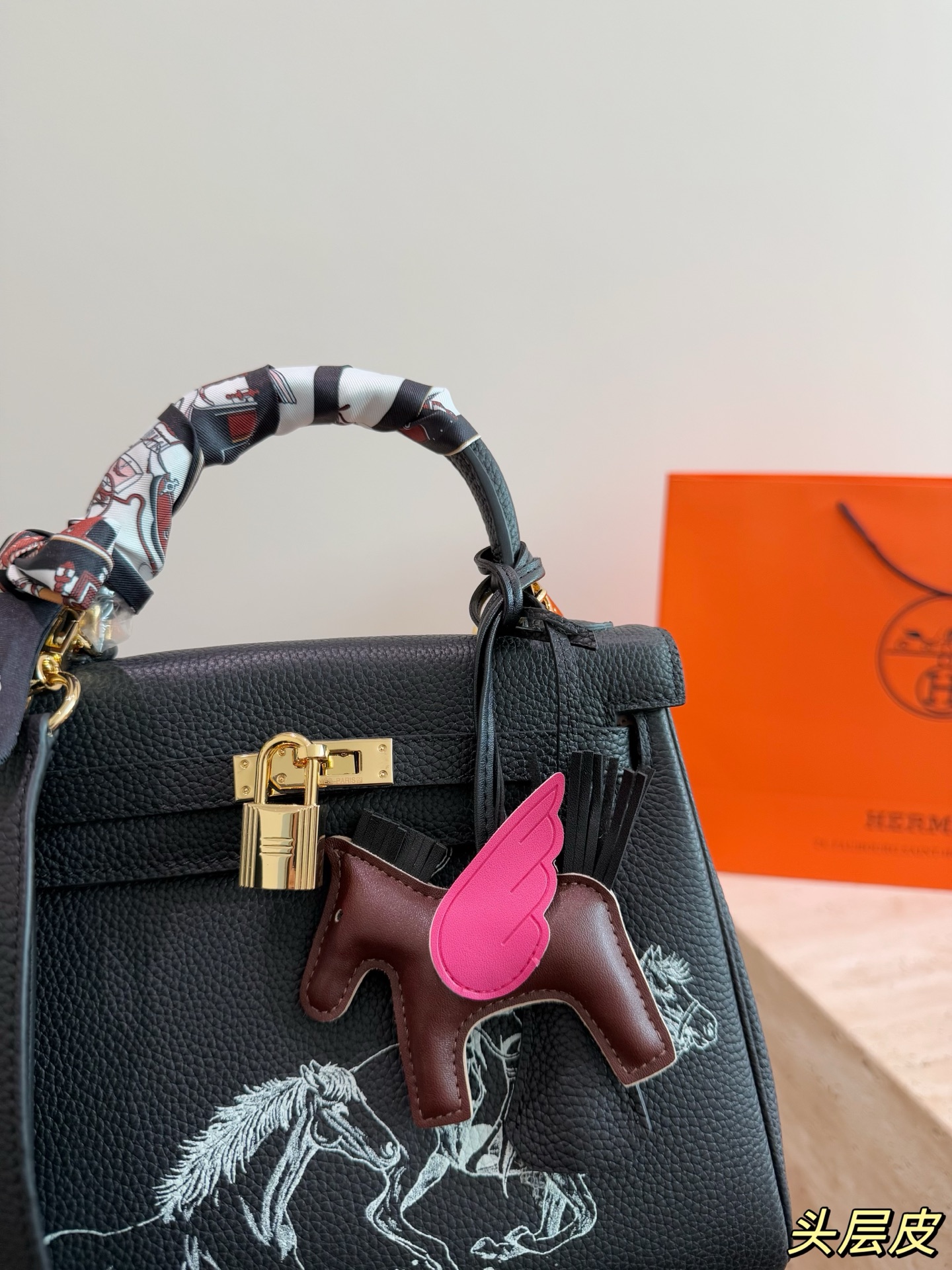 Chic Kelly-Style 25cm Graffiti Limited Edition Togo Leather Handbag with Silk Scarf & Pegasus Charm