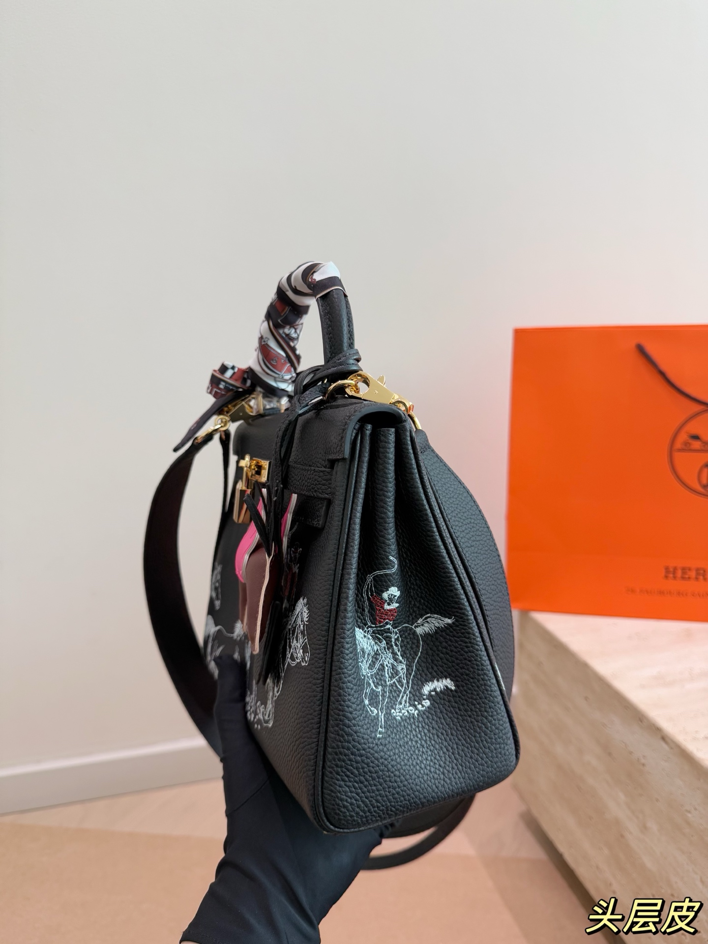 Chic Kelly-Style 25cm Graffiti Limited Edition Togo Leather Handbag with Silk Scarf & Pegasus Charm