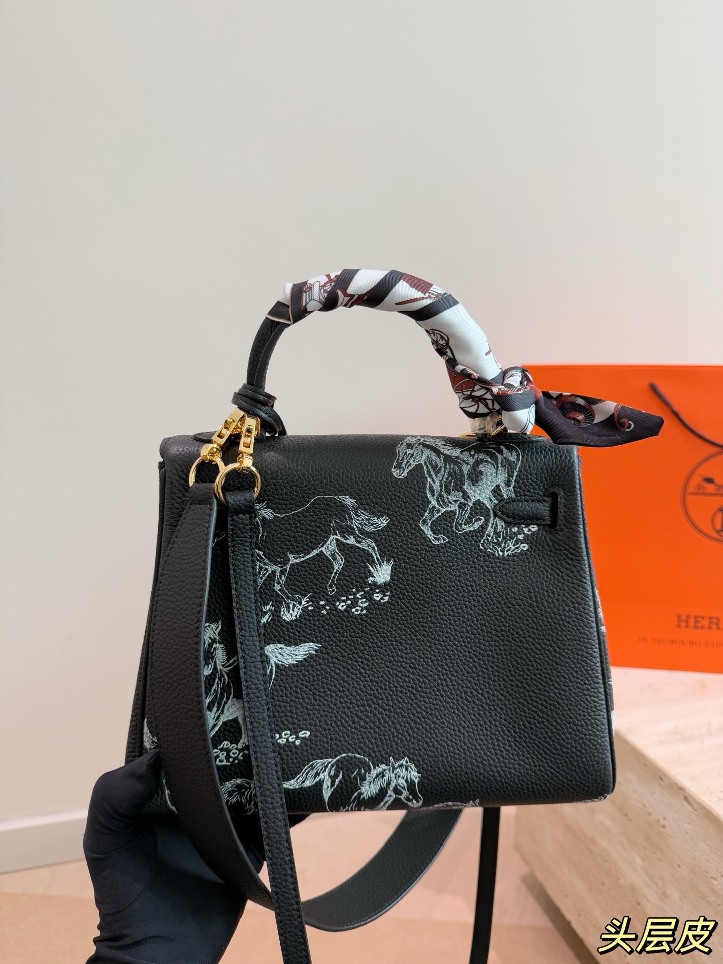 Chic Kelly-Style 25cm Graffiti Limited Edition Togo Leather Handbag with Silk Scarf & Pegasus Charm
