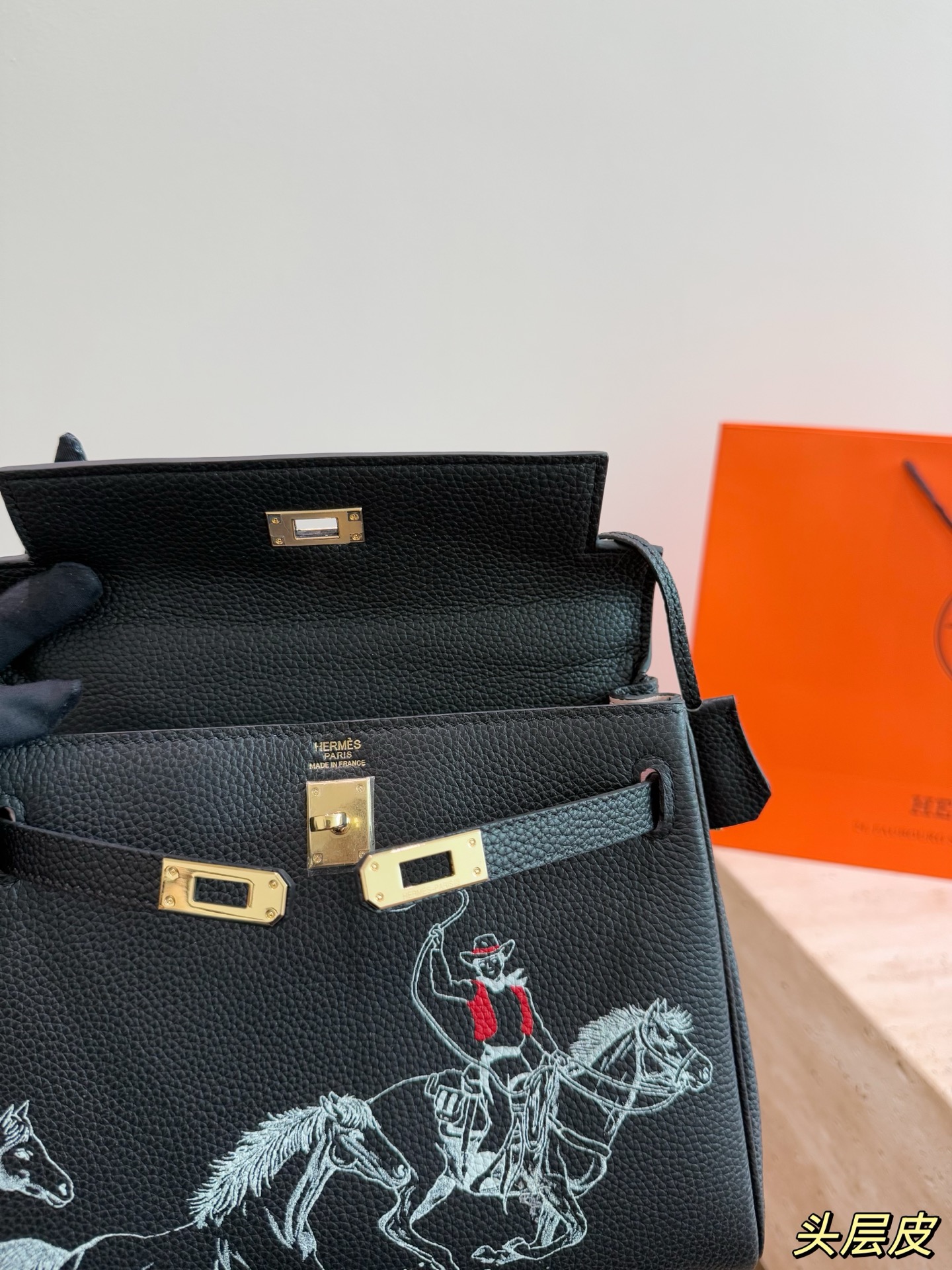Chic Kelly-Style 25cm Graffiti Limited Edition Togo Leather Handbag with Silk Scarf & Pegasus Charm