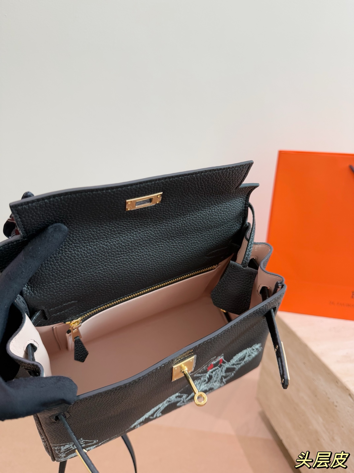 Chic Kelly-Style 25cm Graffiti Limited Edition Togo Leather Handbag with Silk Scarf & Pegasus Charm