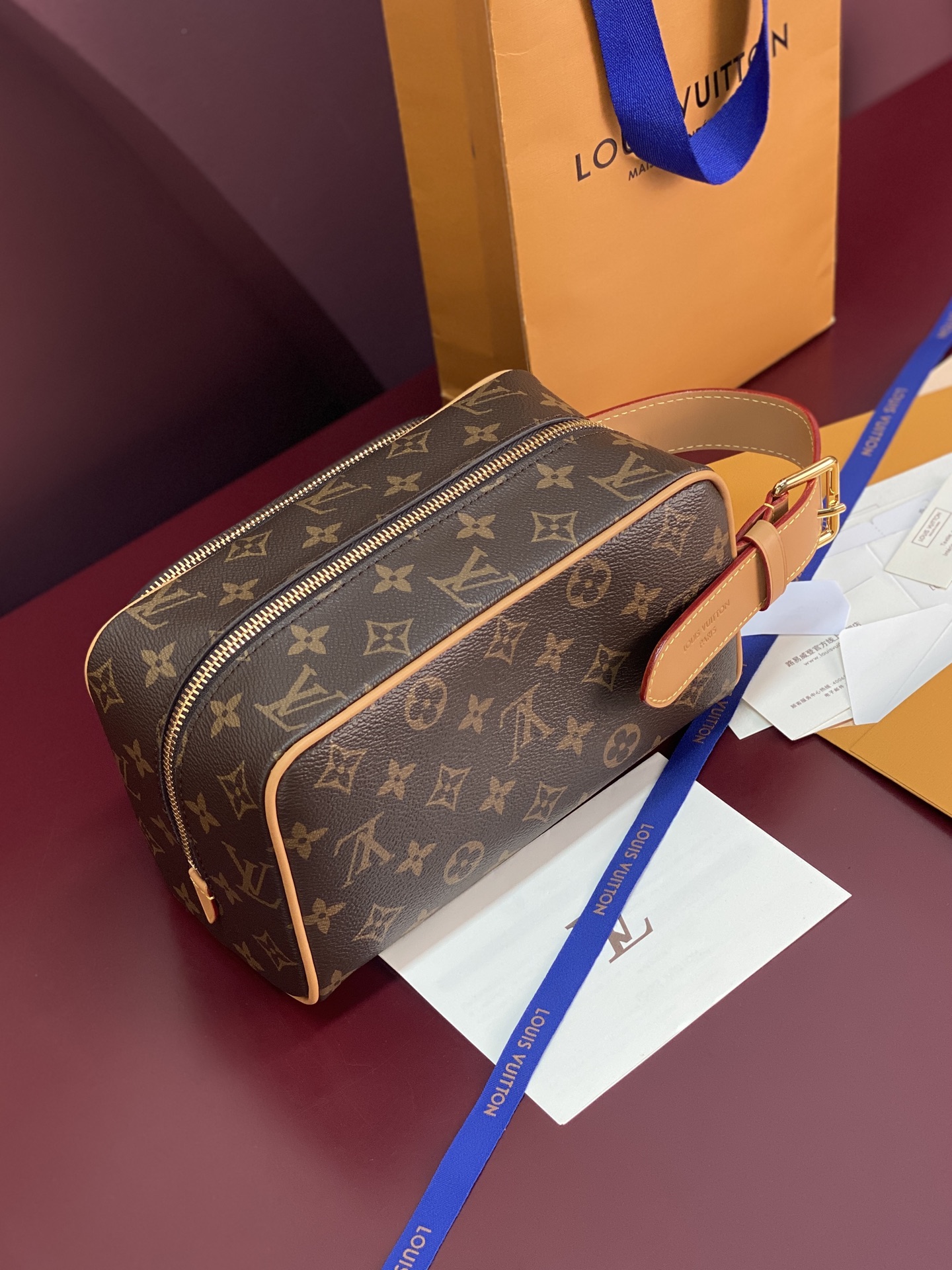 Louis Vuitton Locker Dopp Kit Cargo in Monogram Canvas (23x12x13cm)