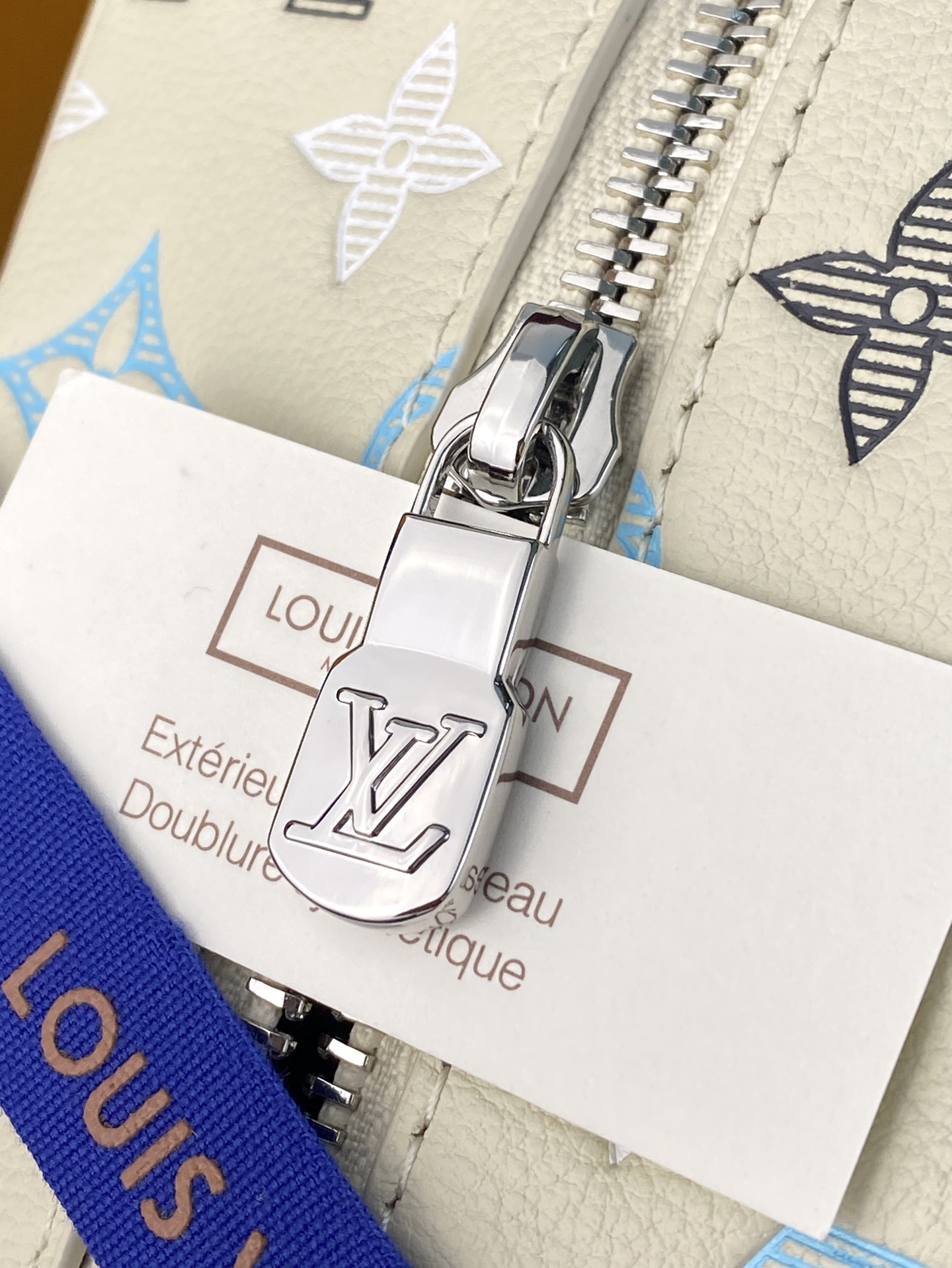 Louis Vuitton Locker Dopp Kit in Gradient Monogram Shadow Leather (23x13x12cm)